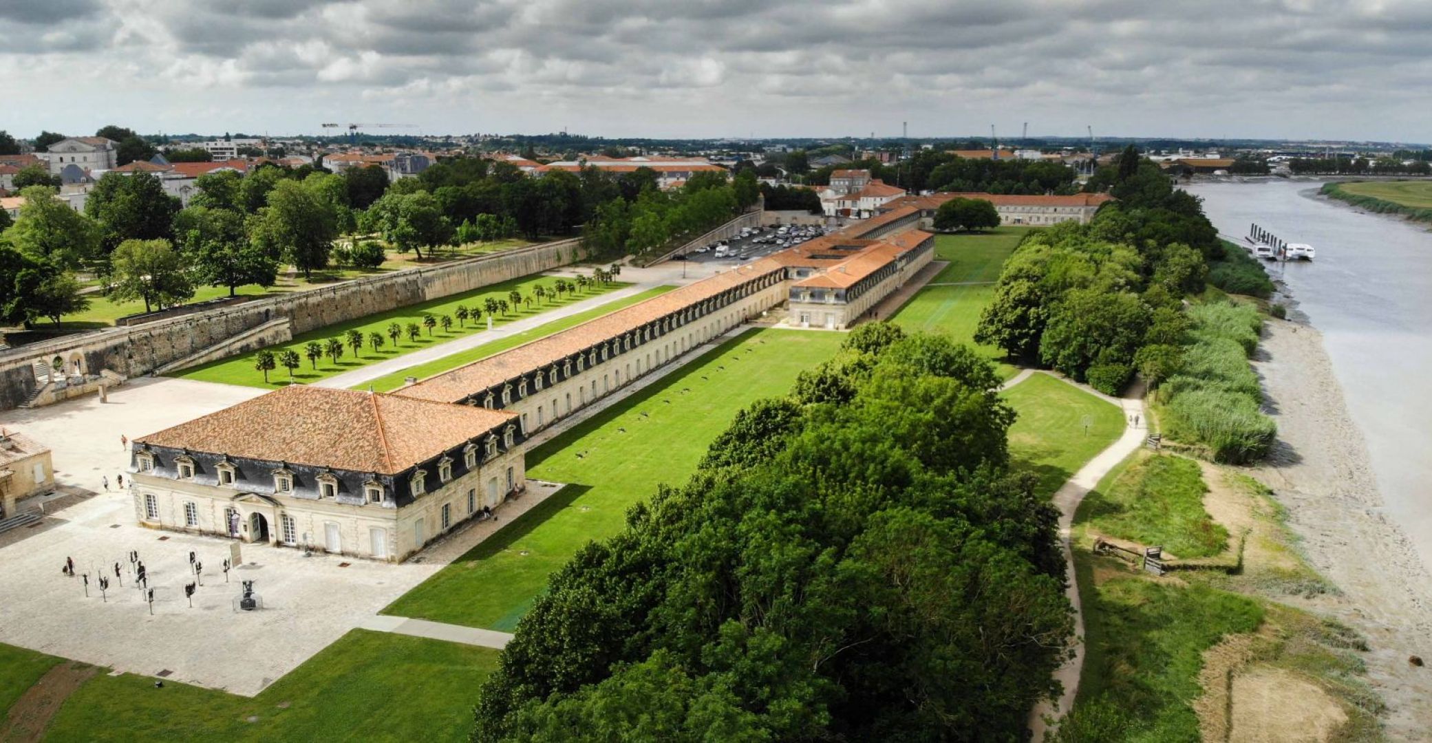 Vue aérienne de la Corderie Royale et de l’Arsenal maritime de Rochefort