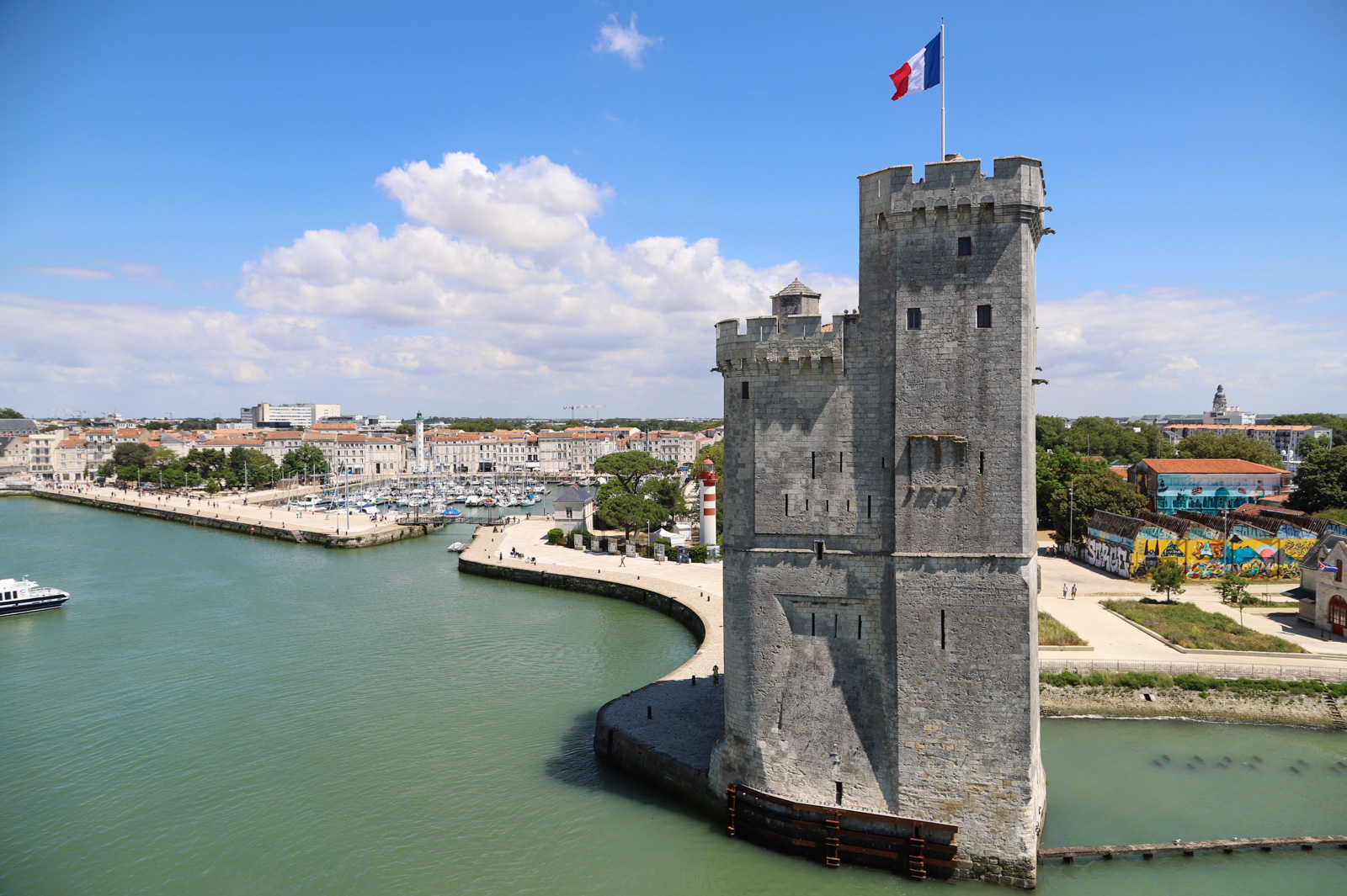Vieux-Port de La Rochelle avec ses tours historiques au bord de l’océan