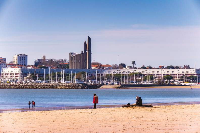 Grande plage de sable de la Grande Conche sur le front de mer de Royan