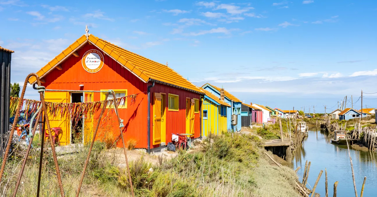 Cabanes colorées et chenaux ostréicoles sur la route des huîtres