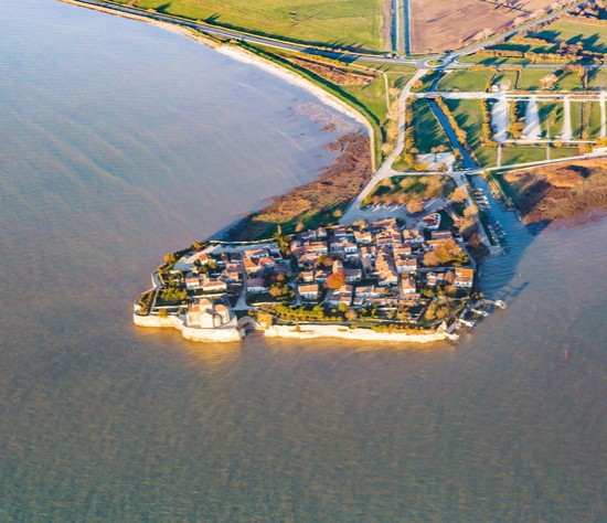 Village de Talmont-sur-Gironde et église Sainte-Radegonde dominant l’estuaire