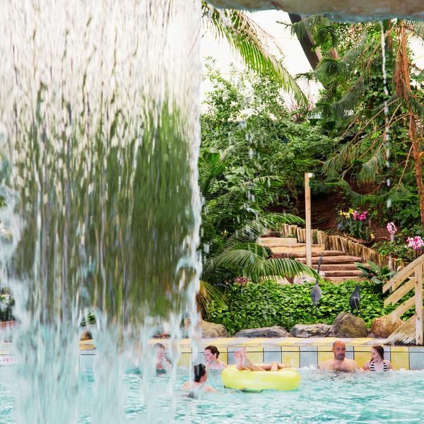 Lagon tropical et bassins du parc aquatique Les Antilles de Jonzac