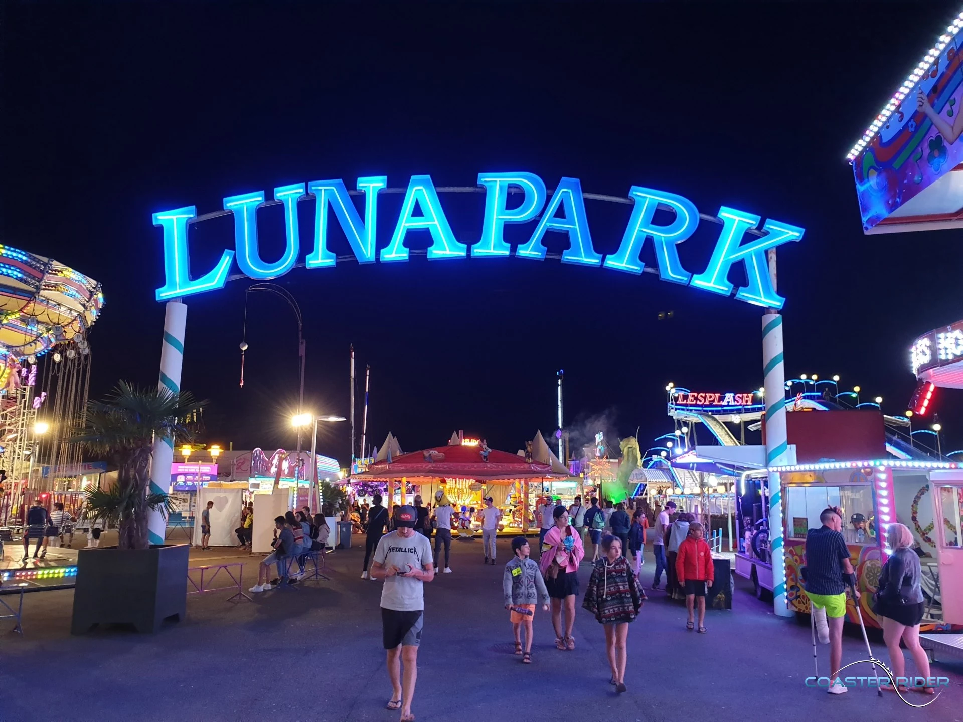 Manèges illuminés du Luna Park La Palmyre en soirée