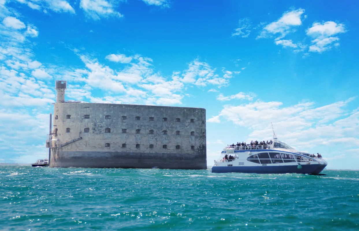 Bateau de promenade en mer au large de Royan vers Cordouan. au large de La Rochelle vers Fort Boyard