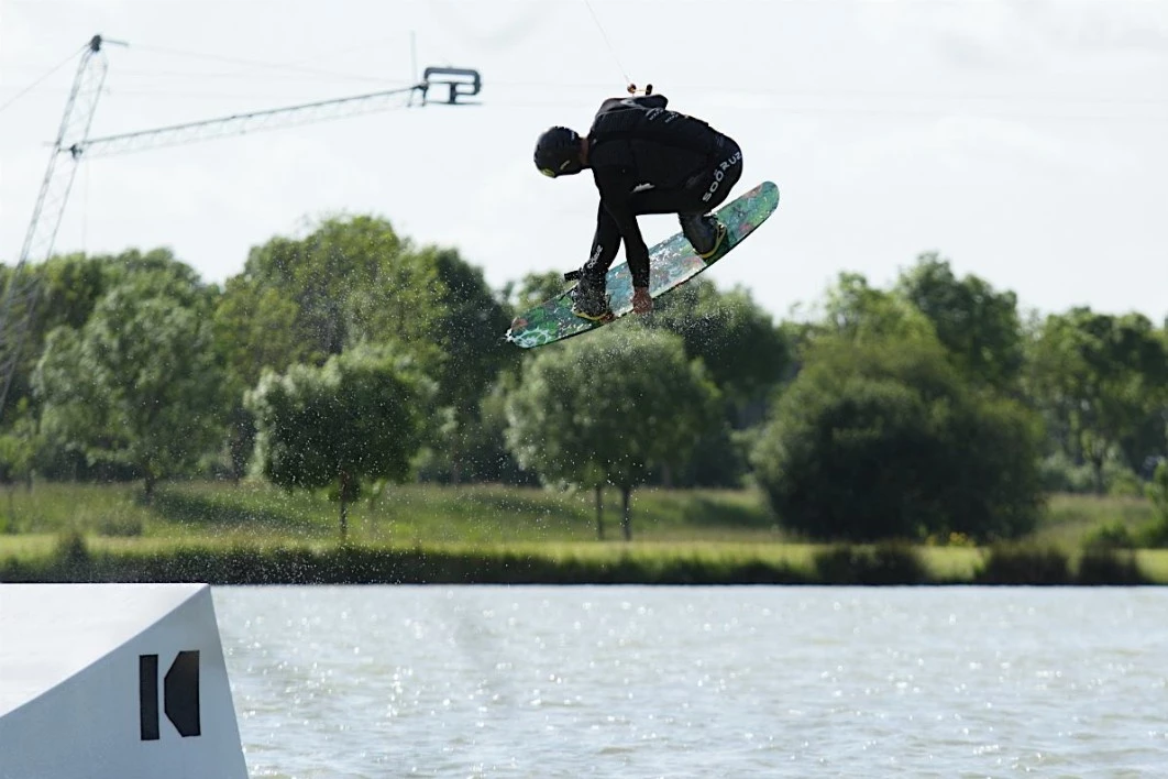 Pratiquant de wakeboard sur le téléski nautique de Saujon