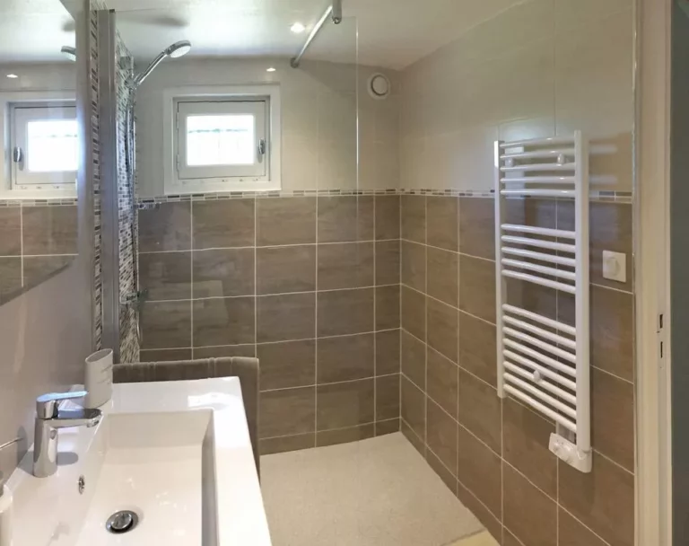 Salle d’eau avec douche – Côté Terre Saujon